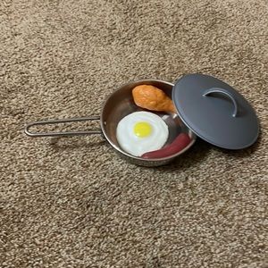 Melissa and Doug frying pan and food